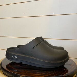 OOFOS Men's or Women’s Black Slip-On